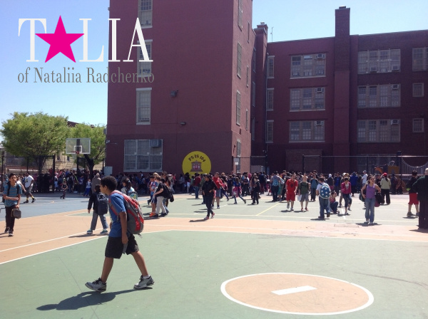 Окончание дня в американской школе. Школа PS/IS 104 Форт Гамильтон, Бей Ридж, Бруклин