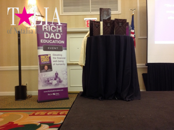 Перед началом семинара ''богатого папы'' Роберта Кийосаки на тему инвестирования.