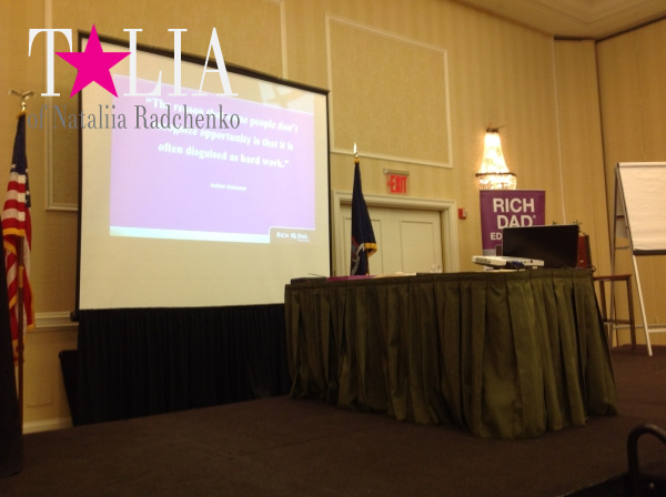 Перед началом семинара ''богатого папы'' Роберта Кийосаки на тему инвестирования.