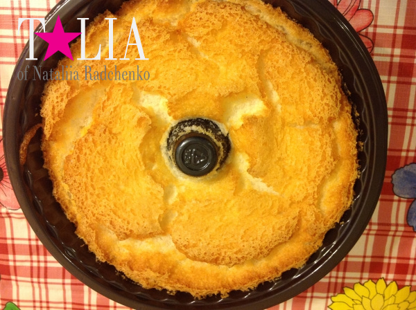 Кокосовый пирог, вкусно и почти нет калорий. Потому подходит для ужина.