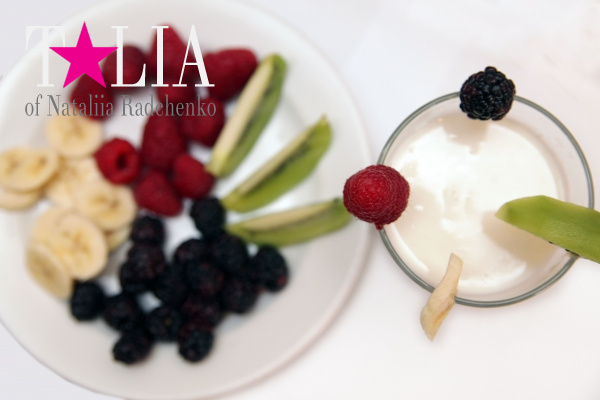 Последние штрихи в приготовлении йогурта - фрукты.