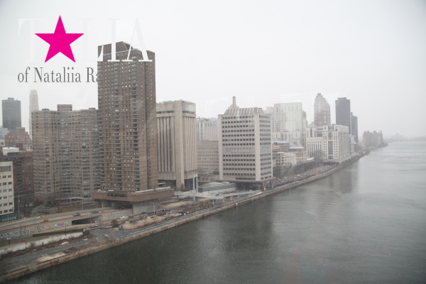 Вид на Манхэттен с воздушного трамвая Roosevelt Island Tramway.