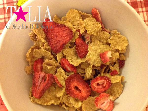 Хлопья с клубникой - типичный детский завтрак в Нью-Йорке.