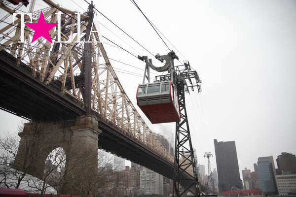 Квинсборо бридж и воздушный трамвай Roosevelt Island Tramway.