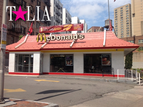 Как ни странно, в Нью-Йорке я встречаю Макдональдсы реже,чем в Киеве. Удивительно, что именно здесь он на почетном месте!