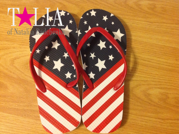 Летние детские шлепки с американской символикой.