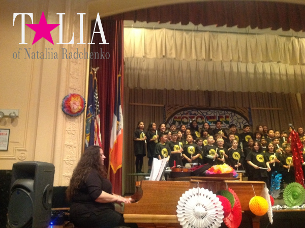 ''Командует парадом'' мисс Кастин. Концерт ''MOTOWN-2015''. Школа PS/IS 104, Бей Ридж, Бруклин