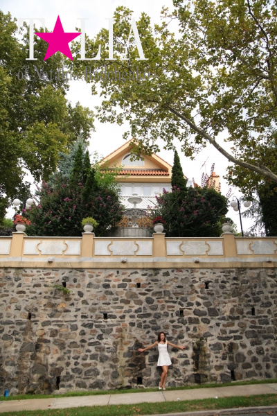 А говорят, что самые высокие заборы строят в странах СНГ! :) Это дом на Бэй Ридже в Бруклине :)