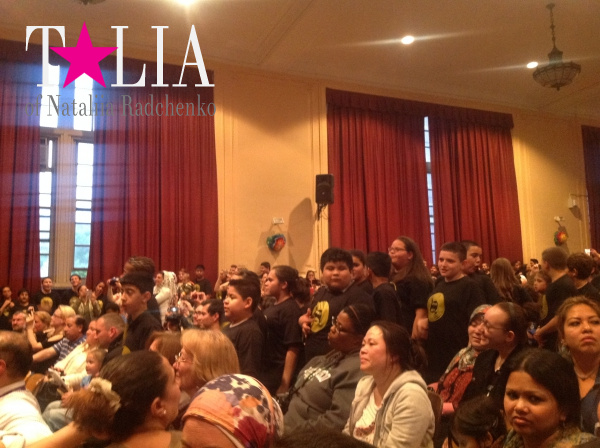 Родители во время выступления детей эмоций не скрывали - подпевали, апплодировали))))