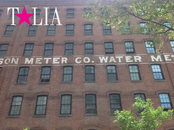 В Бруклине достаточно часто можно увидеть дома с подобными надписями.