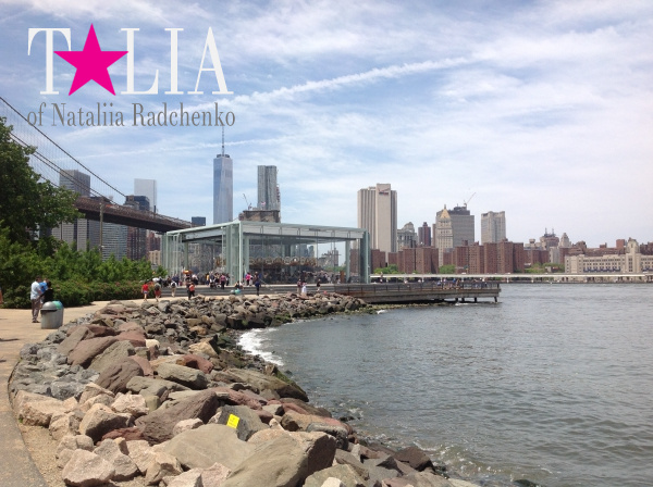 Карусель Джейн находится внутри стеклянного павильона. Бруклин Бридж Парк, Нью-Йорк