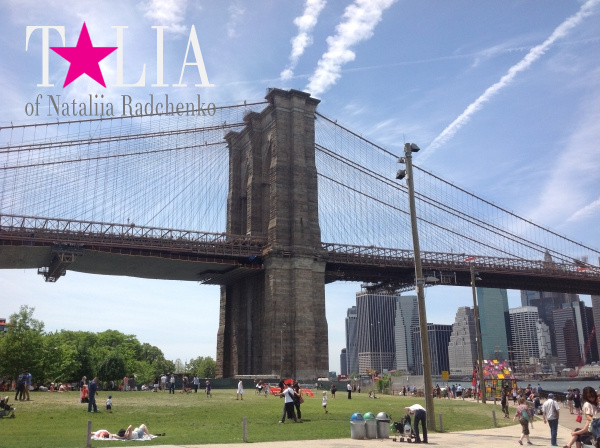 Бруклинский мост, соединяет Бруклин с Манхэттеном.