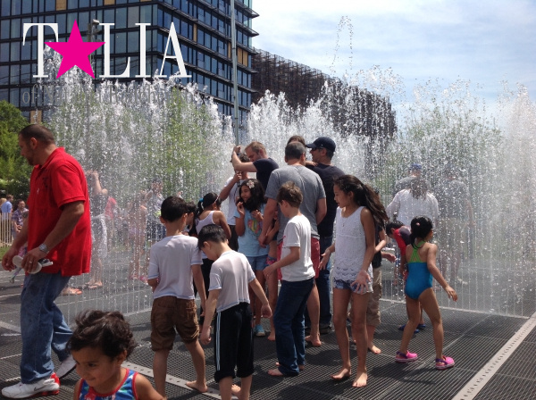 Фонтан для купания в Нью-Йорке ''Art Installation in Brooklyn''