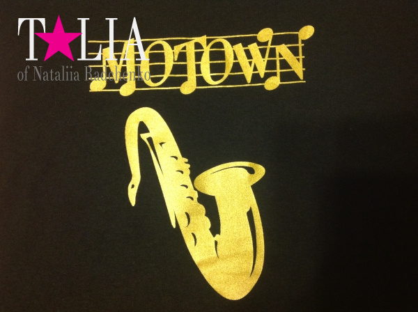 Форма для выступления с названием концерта MOTOWN, пластинкой и саксофоном.