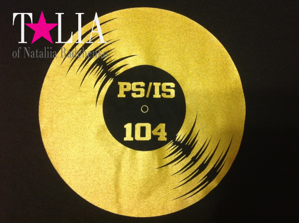 Форма для выступления с названием концерта MOTOWN, пластинкой и саксофоном.