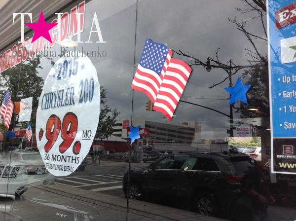 Автосалон на Бей-Ридже подготовился к Дню независимости США.