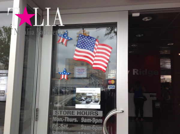 Автосалон на Бей-Ридже подготовился к Дню независимости США.