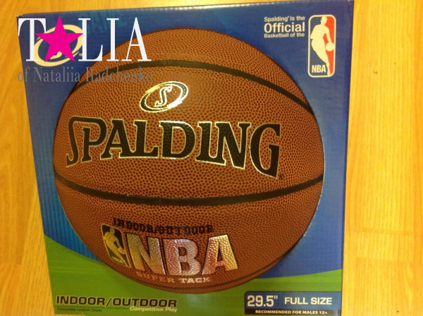 Это в Украине мячи лежали, в Америке доставки этого красавца мы ждали с нетерпением! А теперь ежедневно набиваем его часами!