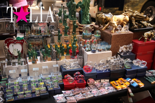 Раскладка с сувенирами - магниты, брелоки, фигурки Статуи Свободы и быка. Манхэттен, Нью-Йорк