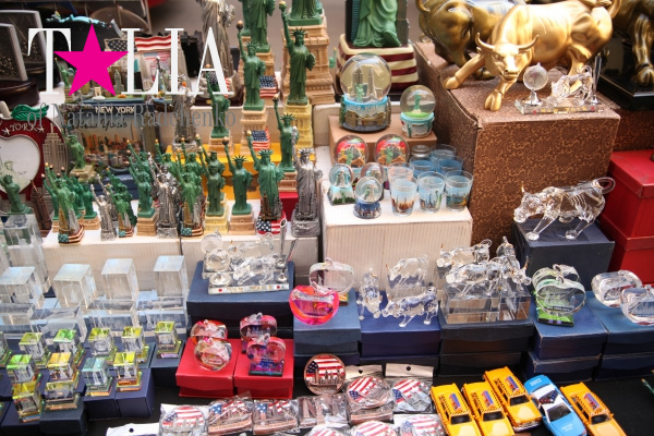 Стеклянные шары с изображением достопримечательностей менее популярны.