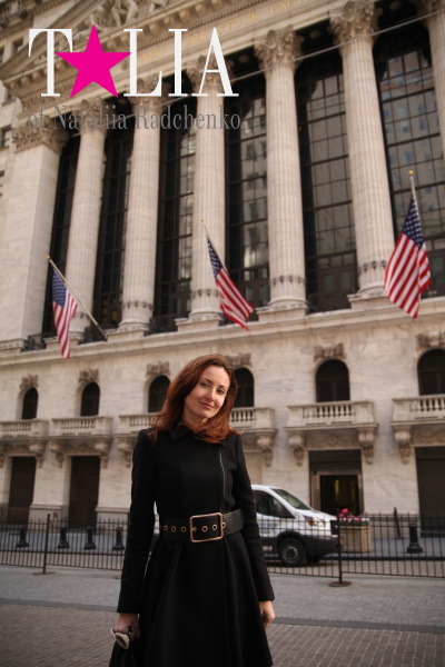 На фоне Фондовой биржи Нью-Йорка. Уолл стрит, Манхэттен