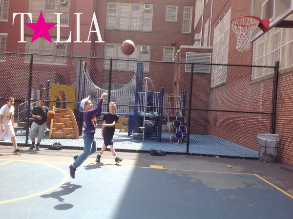 Наша школьная спортивная площадка. Бей Ридж, Бруклин