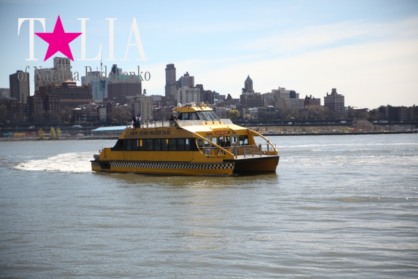 Нью-йоркское водное такси и вид на Бруклин с нижнего Манхэттена.