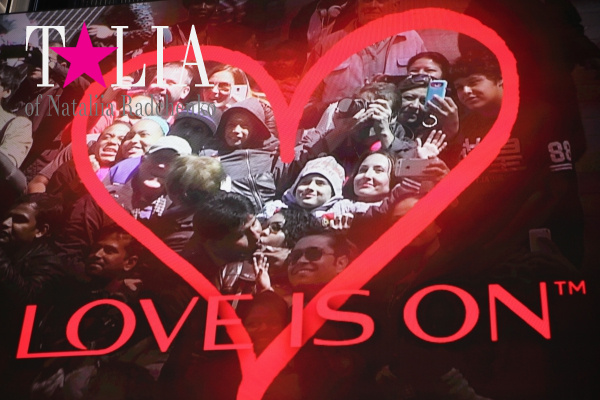 Знаменитый экран LOVEISON и мы на нем :) Таймс Сквер, Нью-Йорк, США