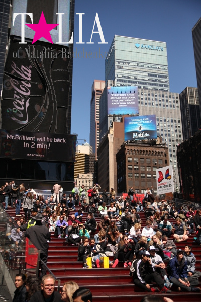 Знаменитая красная будка-лестница TKTS на Таймс-сквер (Times Square)