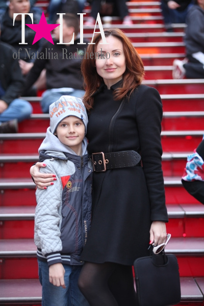 Знаменитые красные ступеньки на Таймс-сквер. Мы не удержались и сделали маленькую любительскую фотосессию :)