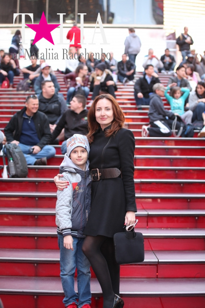 Знаменитые красные ступеньки на Таймс-сквер. Мы не удержались и сделали маленькую любительскую фотосессию :)