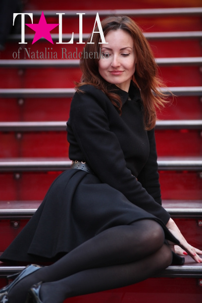 Знаменитые красные ступеньки на Таймс-сквер. Мы не удержались и сделали маленькую любительскую фотосессию :)