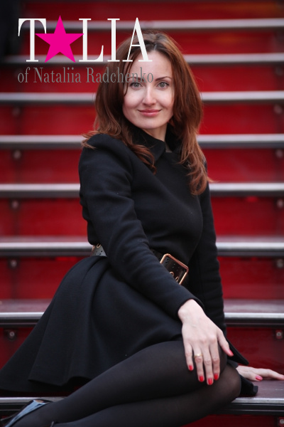 Знаменитые красные ступеньки на Таймс-сквер. Мы не удержались и сделали маленькую любительскую фотосессию :)