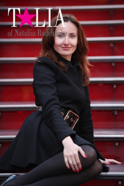 Знаменитые красные ступеньки на Таймс-сквер. Мы не удержались и сделали маленькую любительскую фотосессию :)