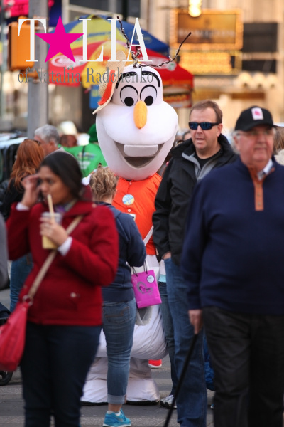 Мультяшные и киношные герои тоже готовы фотографироваться с желающими. Таймс-сквер (Times Square)