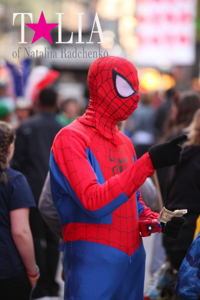 Мультяшные и киношные герои тоже готовы фотографироваться с желающими. Таймс-сквер (Times Square)