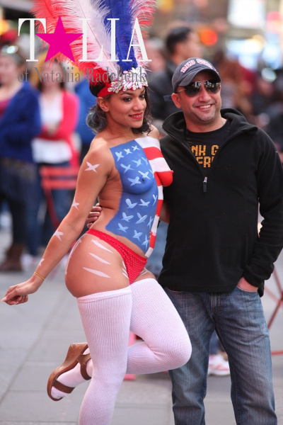 Развлечение для мужчин - фото на память о путешествии в Нью-Йорк рядом с этой девушкой :) Таймс-сквер (Times Square)