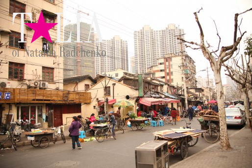 Торговая улочка, ''улицей'' ее язык не поворачивается назвать. Но торгуют даже в таких условиях. Шанхай.