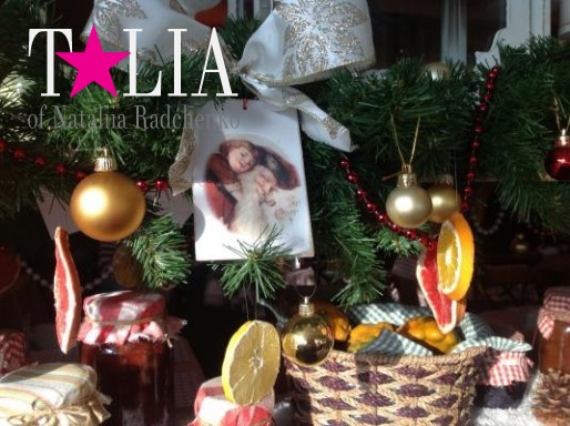 Украшение елки дольками цитрусовых.