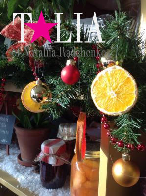 Украшение елки фруктами - апельсинами и грейпфрутами.