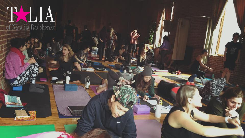 Меня здесь почти обрезали (я на переднем плане в розовой майке), так как я пишу вместе с моим другом, текст для преподавания.