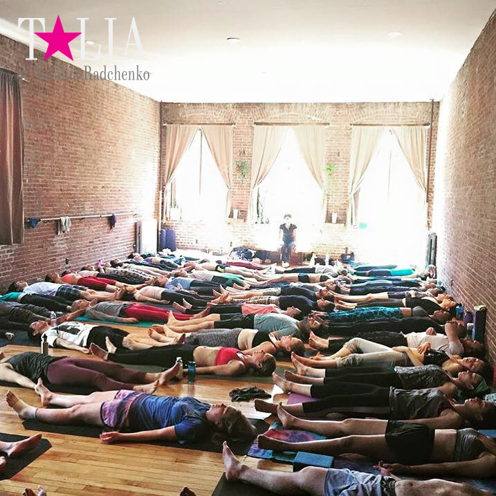 Я лежу в первом ряду возле батареи справа, в голубой майке:)))