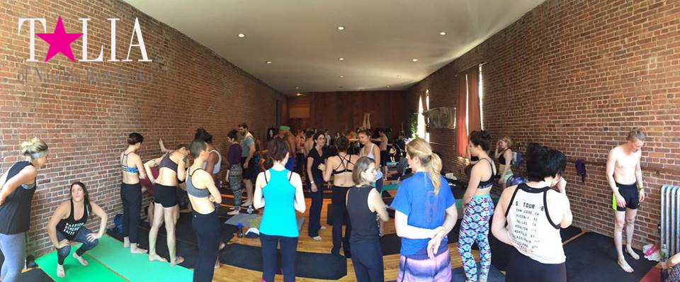 То странное чувство - когда сказали становится на голову! И мы стоим! Я в майке цвета морской волны!:)