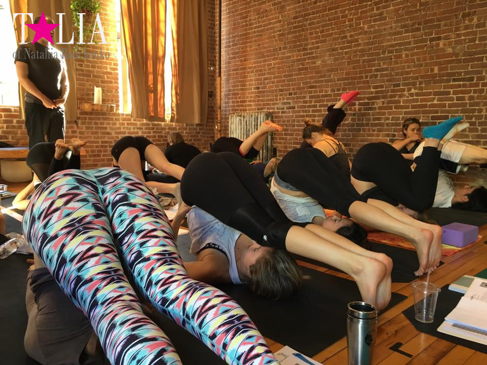 Я в розовых носках, чтобы проще было потом найти на фото:)