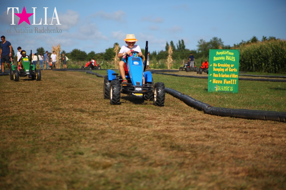 Кукурузный лабиринт и катание в бочках в HANK'S PUMPKINTOWN, the Hamptons, NY