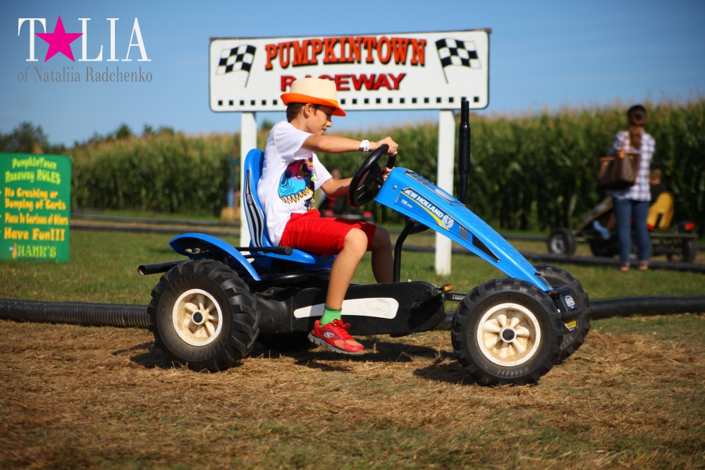 Кукурузный лабиринт и катание в бочках в HANK'S PUMPKINTOWN, the Hamptons, NY