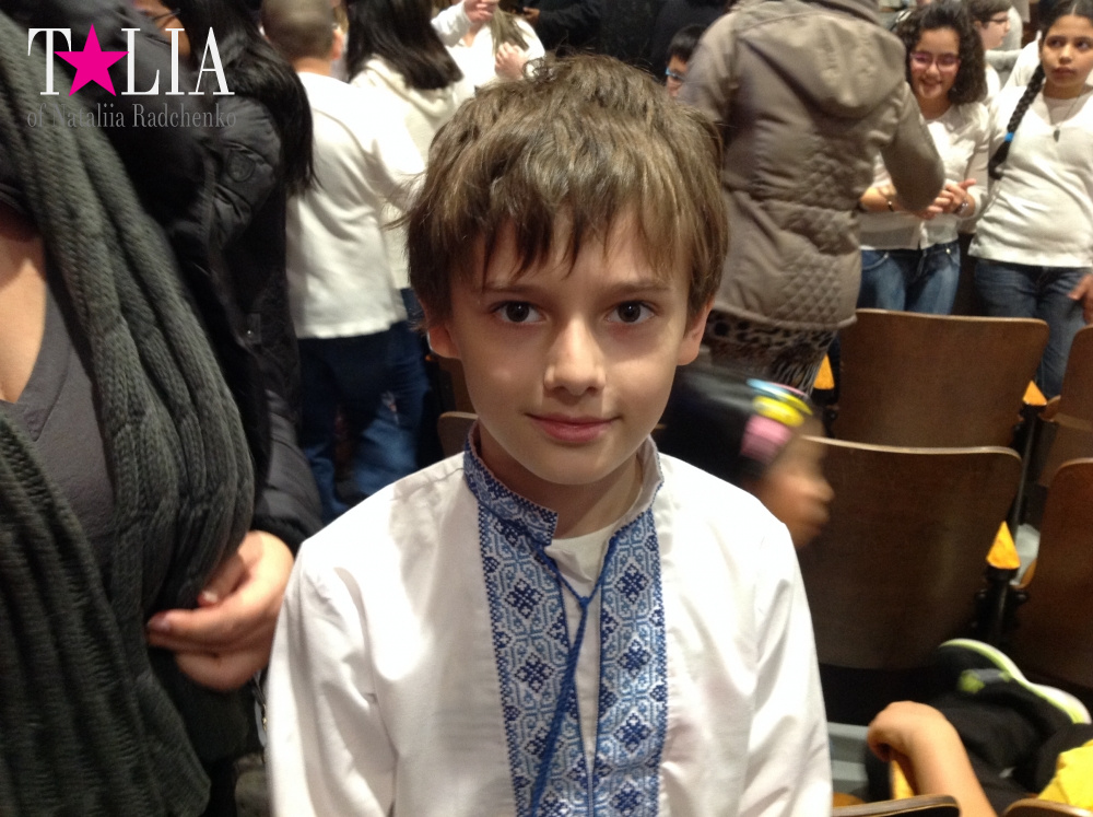 Сказали, что 5-е классы выступают в белом. Поэтому, мы решили показать нашу вышиванку!