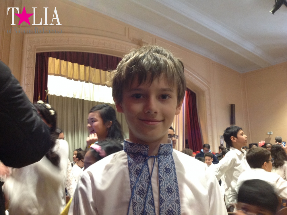 Сказали, что 5-е классы выступают в белом. Поэтому, мы решили показать нашу вышиванку!