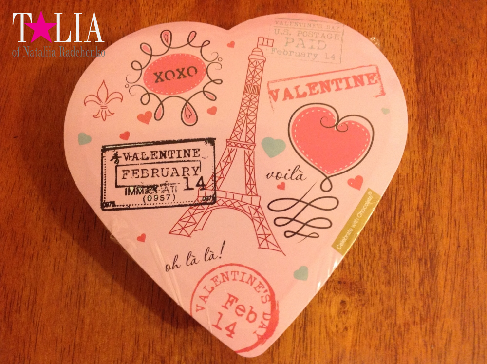 Традиционная небольшая сувенирная коробочка конфет, чтобы поздравить коллег, друзей!