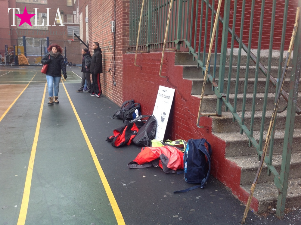 Так оставляют рюкзаки американские школьники! Хорошо, что нет дождя и снега! Обычно сумки бросают в лужу или сугроб!